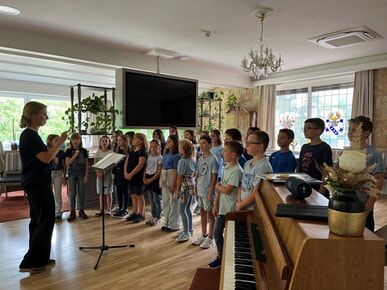 Musik verbindet Generationen – Schulchor besucht die Tagespflege Schloss Heinsheim